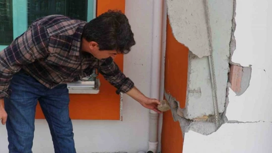 4 yıllık binanın kolon ve kiriş aralarında tahta parçaları çıktı