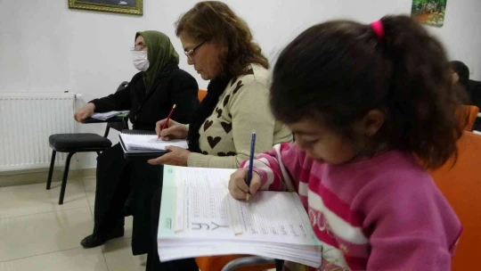 56 yaşında anne oldu, 63 yaşında okuma yazma kursuna başladı