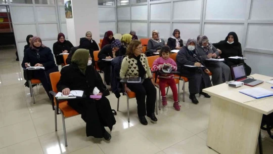 56 yaşında anne oldu, 63 yaşında okuma yazma kursuna başladı