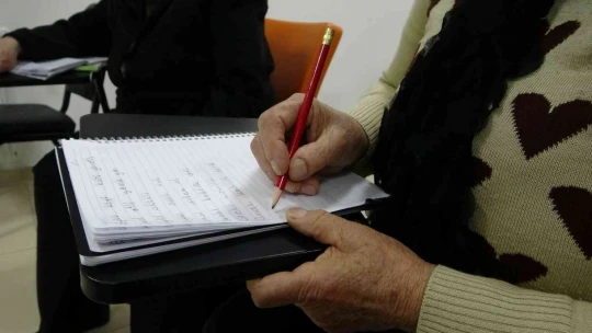 56 yaşında anne oldu, 63 yaşında okuma yazma kursuna başladı
