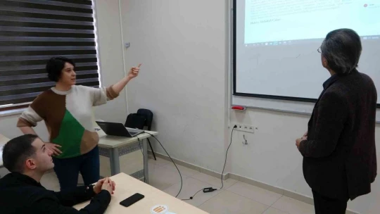 60 yaşındaki emekli öğretmen gazetecilik hayali için sıralara döndü