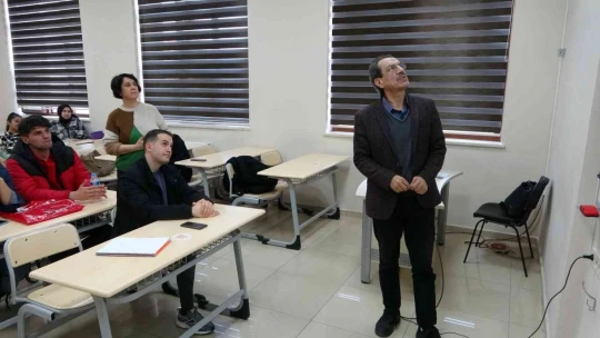 60 yaşındaki emekli öğretmen gazetecilik hayali için sıralara döndü