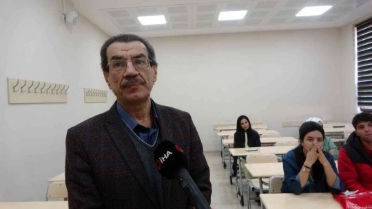 60 yaşındaki emekli öğretmen gazetecilik hayali için sıralara döndü