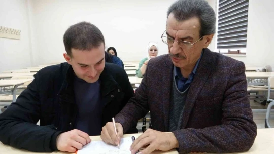60 yaşındaki emekli öğretmen gazetecilik hayali için sıralara döndü