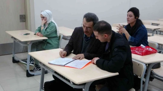 60 yaşındaki emekli öğretmen gazetecilik hayali için sıralara döndü