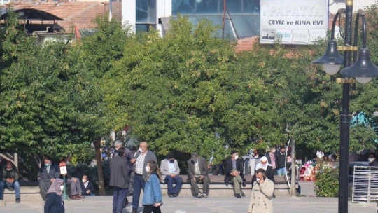 65 yaş üstü uyarılara rağmen evde durmuyor