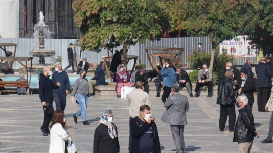 65 yaş üstü uyarılara rağmen evde durmuyor