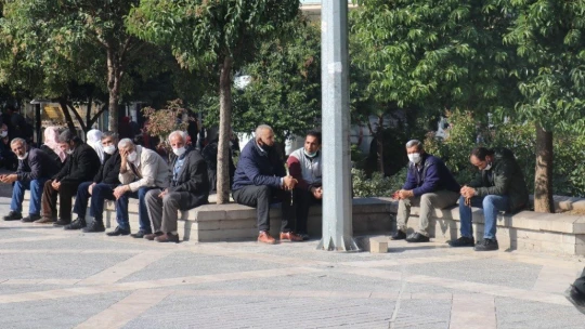 65 yaş üstü uyarılara rağmen evde durmuyor