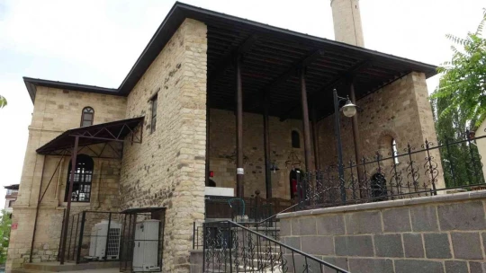 683 yıllık tarihi cami görenleri hayran bırakıyor