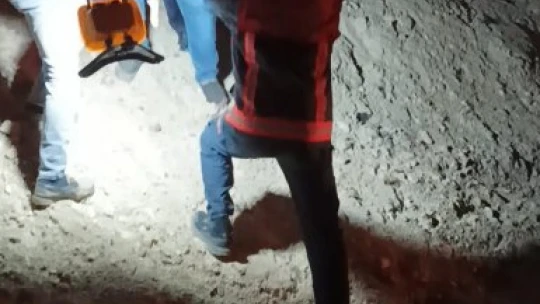 700 metre yükseklikteki dağda yürüyüş yaparken düşüp ayağını kırdı