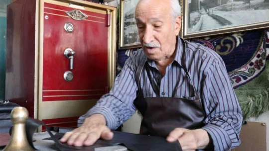 80 yaşında ilk günkü heyecanla mesleğini sürdürüyor