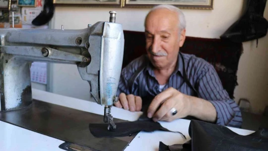 80 yaşında ilk günkü heyecanla mesleğini sürdürüyor