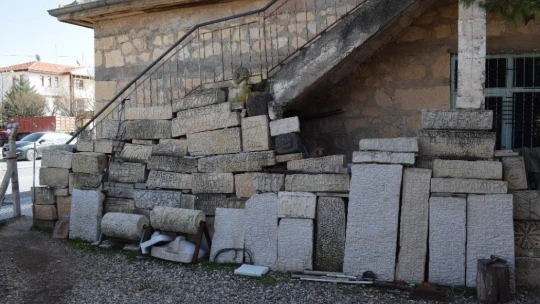 80 yıldır taşlara şekil veriyor