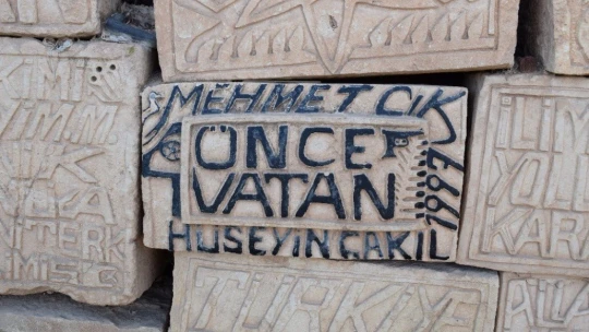 80 yıldır taşlara şekil veriyor