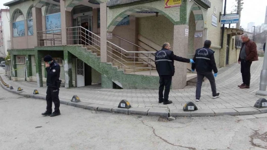 Abdest almak için girdiği camide silahla vuruldu