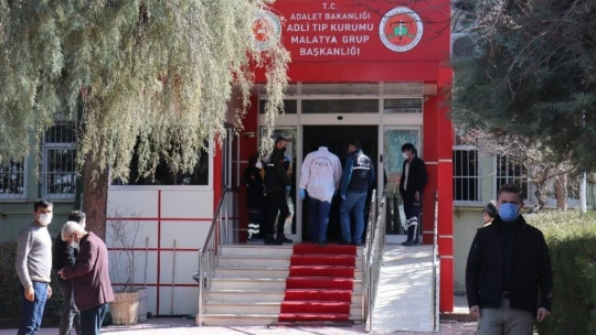 Acılı ailelerin adli tıp önündeki acı bekleyişi sürüyor