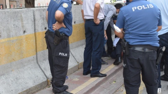 Adliye önünde kendini yakmak istedi, polis etkisiz hale getirdi