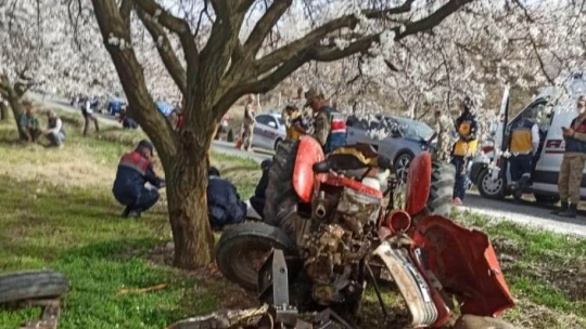 Ağaca çarpan traktörün sürücüsü hayatını kaybetti