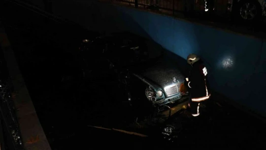 Ağacı yerinden söküp kanala uçtu
