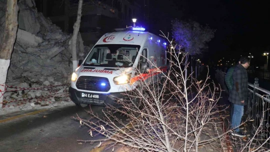 Ağacı yerinden söküp kanala uçtu