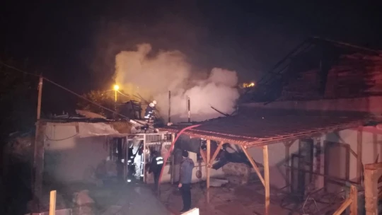 Ahır yangınında maddi hasar oluştu