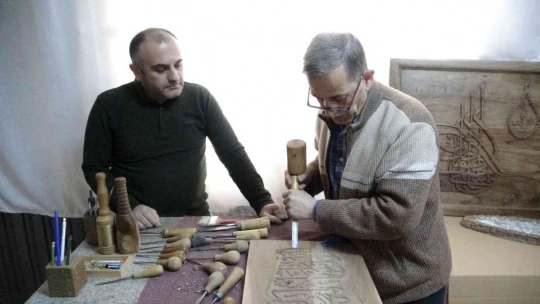 Ahşabı 12 yıldır sanata dönüştürüyor