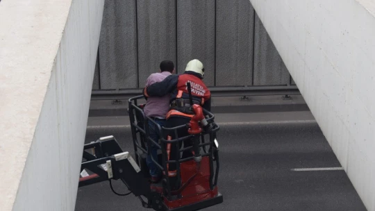 Alt geçitteki intihar girişimini ekipler engelledi
