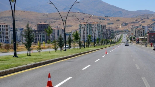 Altınkayısı Bulvarı'nda yol çizgi ve işaretlemeleri yapıldı