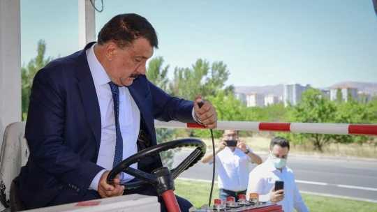 Altınkayısı Bulvarı'nda yol çizgi ve işaretlemeleri yapıldı