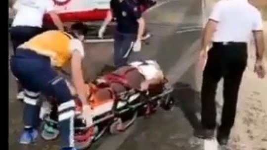 Ambulans helikopter kara yoluna indi