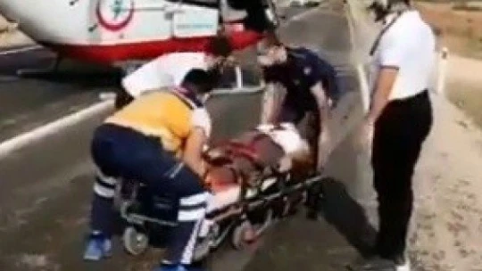 Ambulans helikopter kara yoluna indi