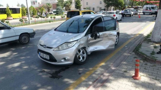 Ambulansla otomobil çarpıştı: 1 yaralı