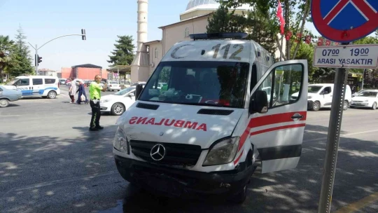 Ambulansla otomobil çarpıştı: 1 yaralı