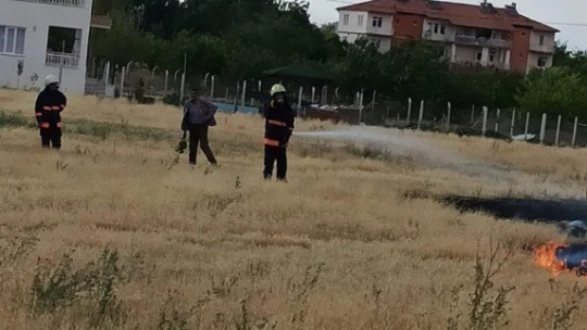 Anız yangını büyümeden kontrol altına alındı