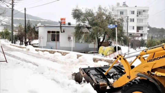 Antalya'da 30 santimetre dolu yağdı, temizlik için iş makineleri seferber oldu