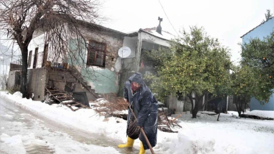 Antalya'da 30 santimetre dolu yağdı, temizlik için iş makineleri seferber oldu