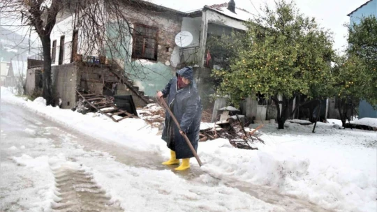 Antalya'da 30 santimetre dolu yağdı, temizlik için iş makineleri seferber oldu