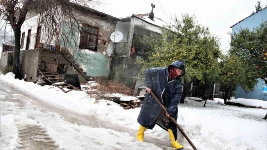 Antalya'da 30 santimetre dolu yağdı, temizlik için iş makineleri seferber oldu