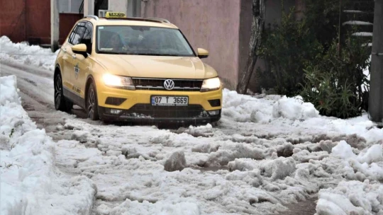 Antalya'da 30 santimetre dolu yağdı, temizlik için iş makineleri seferber oldu