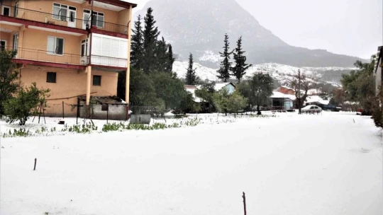 Antalya'da 30 santimetre dolu yağdı, temizlik için iş makineleri seferber oldu