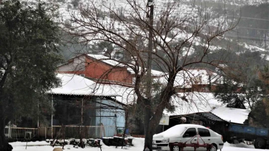 Antalya'da 30 santimetre dolu yağdı, temizlik için iş makineleri seferber oldu
