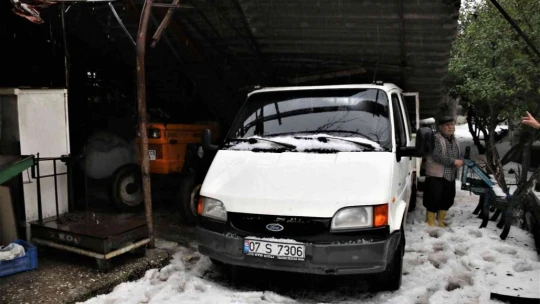 Antalya'da 30 santimetre dolu yağdı, temizlik için iş makineleri seferber oldu