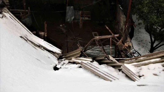 Antalya'da 30 santimetre dolu yağdı, temizlik için iş makineleri seferber oldu