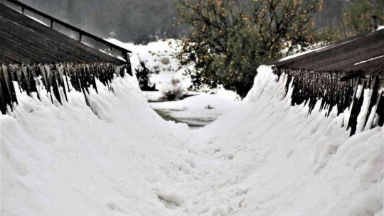 Antalya'da 30 santimetre dolu yağdı, temizlik için iş makineleri seferber oldu