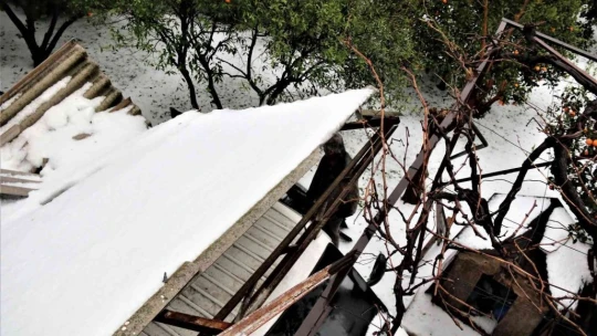 Antalya'da 30 santimetre dolu yağdı, temizlik için iş makineleri seferber oldu