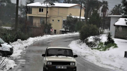 Antalya'da 30 santimetre dolu yağdı, temizlik için iş makineleri seferber oldu