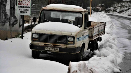 Antalya'da 30 santimetre dolu yağdı, temizlik için iş makineleri seferber oldu