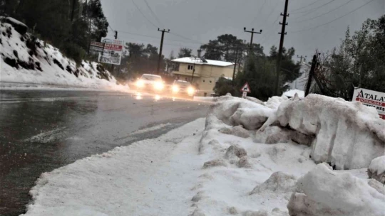 Antalya'da 30 santimetre dolu yağdı, temizlik için iş makineleri seferber oldu