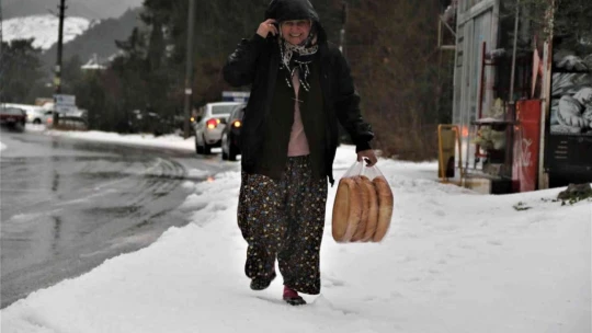 Antalya'da 30 santimetre dolu yağdı, temizlik için iş makineleri seferber oldu