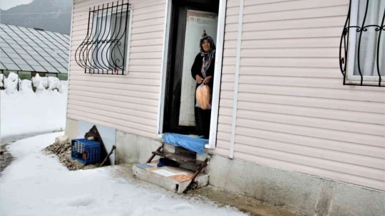 Antalya'da 30 santimetre dolu yağdı, temizlik için iş makineleri seferber oldu